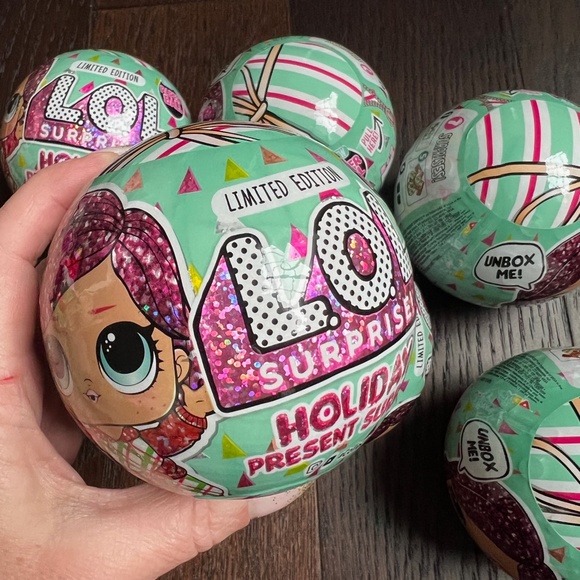 L.O.L. Surprise Holiday Surprise Present Ball Bundle / Lot LOL Surprise - Picture 2 of 3